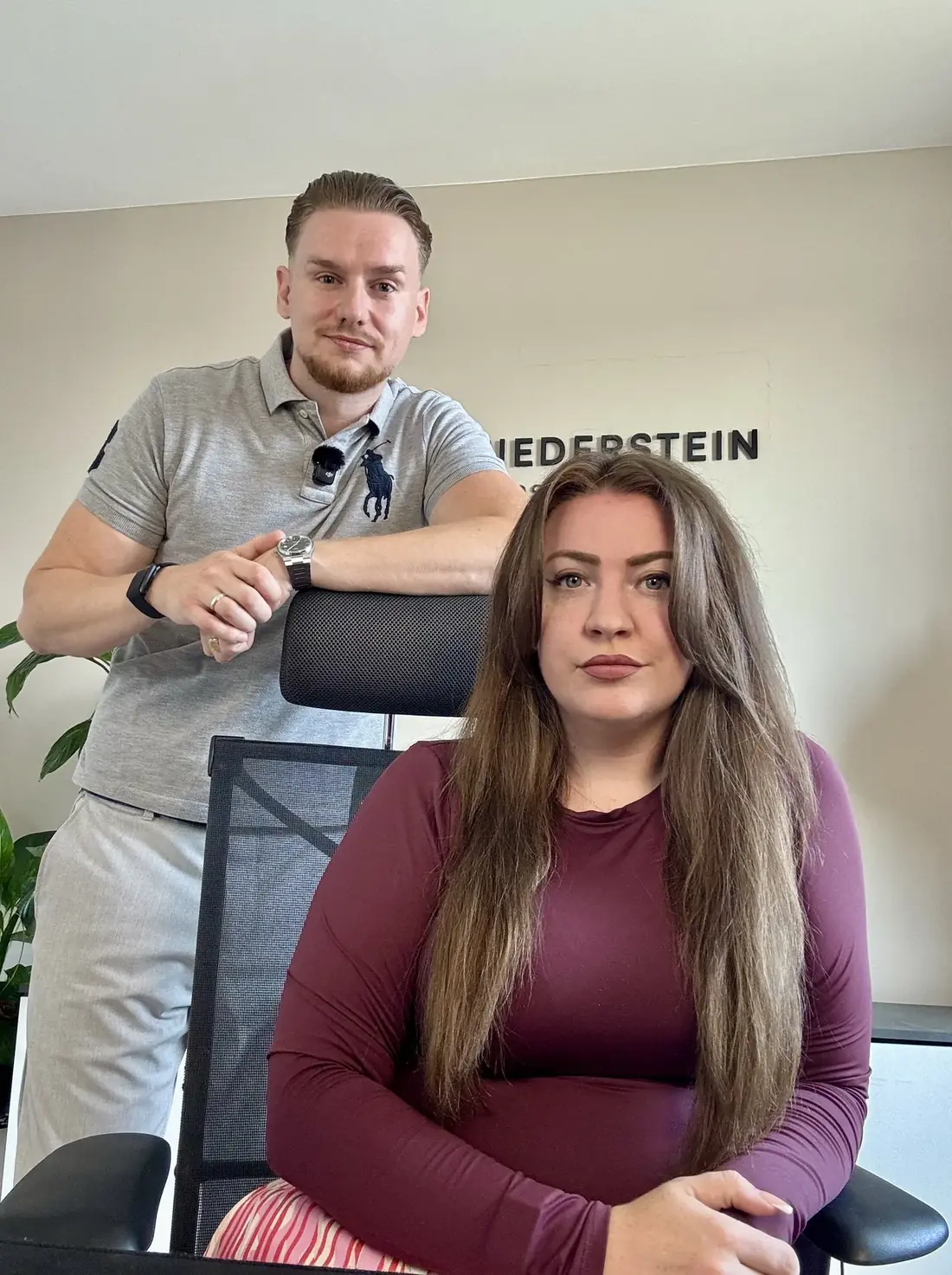 Lothar und Carolina Niederstein im Büro