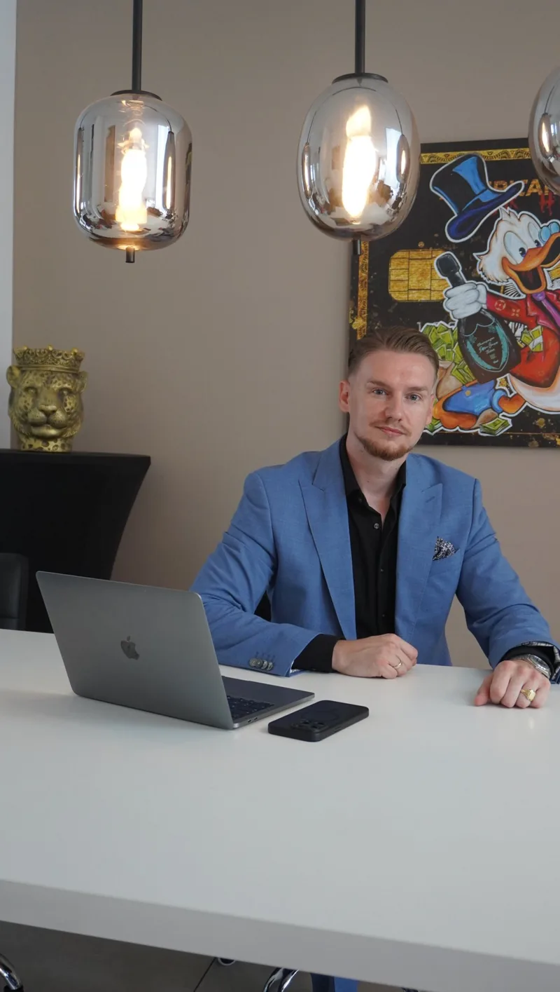 Lothar Niederstein am Schreibtisch im Büro
